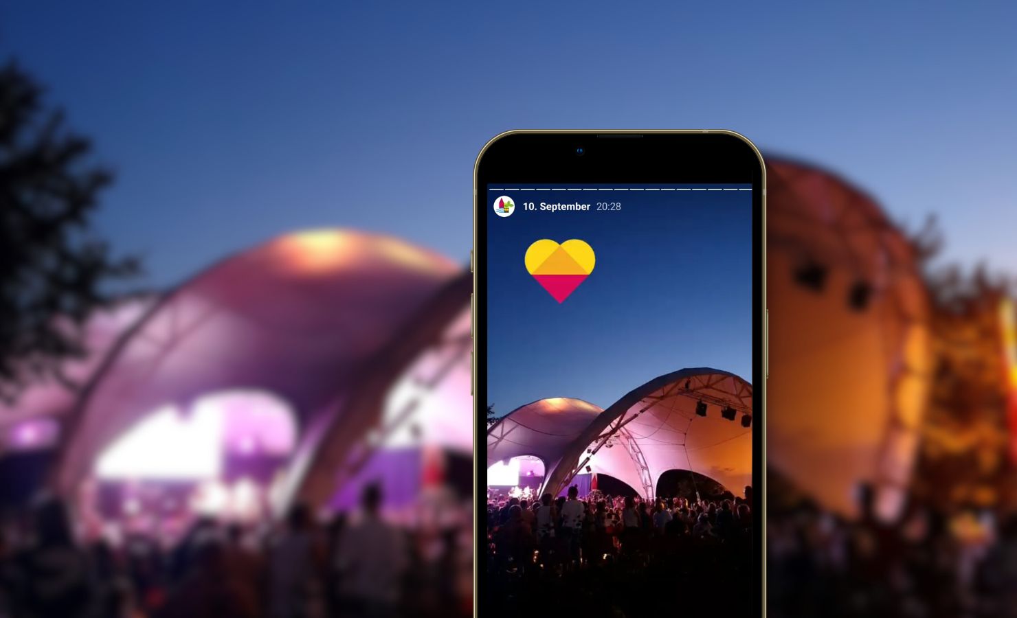 Smartphone mit einer Instagram-Story der Gartenschau Balingen: Menschenmenge vor einer beleuchteten Bühne unter dem Nachhimmel